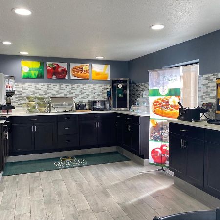 Quality Inn & Suites Big Rapids Near University Luaran gambar