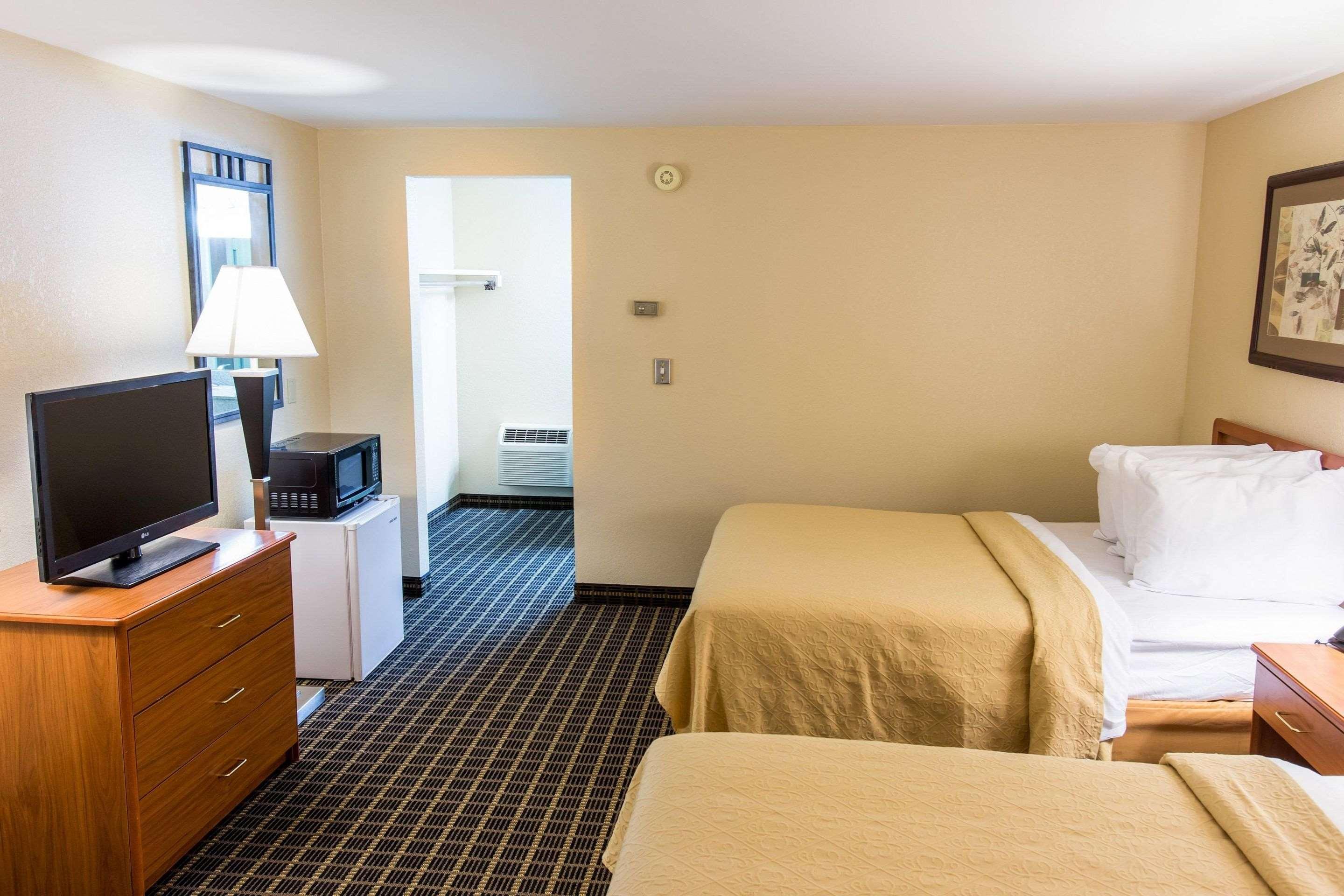 Quality Inn & Suites Big Rapids Near University Luaran gambar