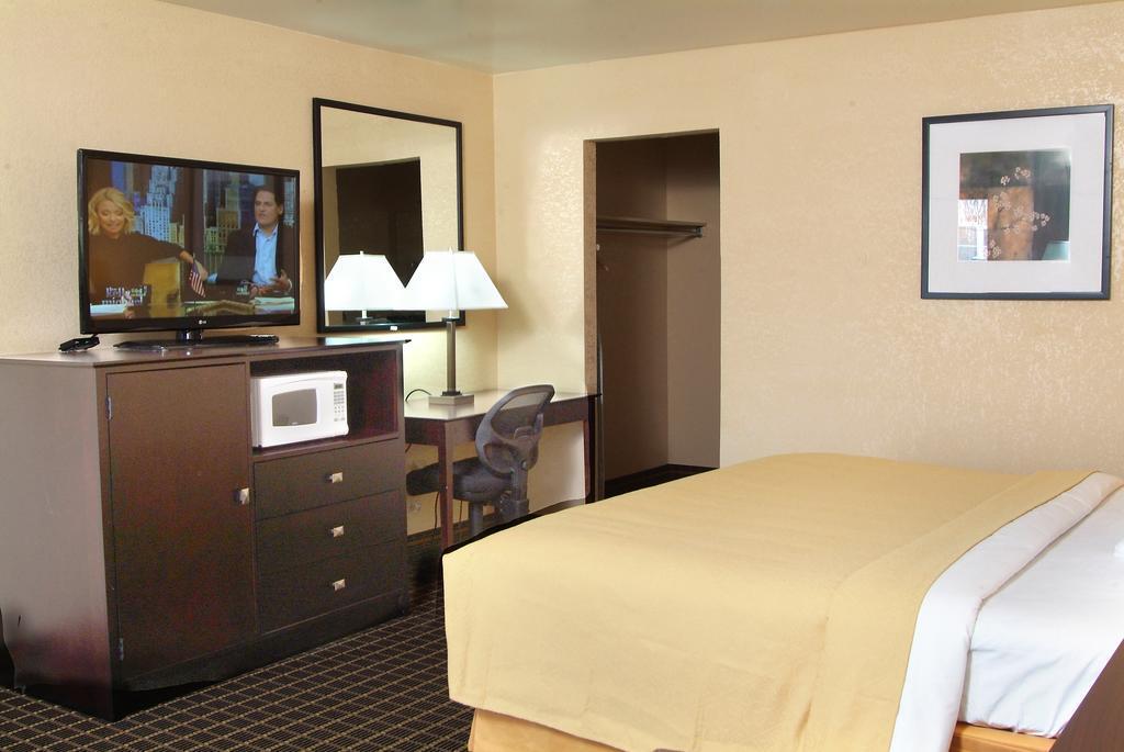 Quality Inn & Suites Big Rapids Near University Luaran gambar
