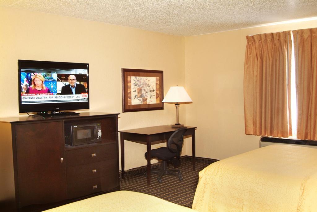 Quality Inn & Suites Big Rapids Near University Luaran gambar