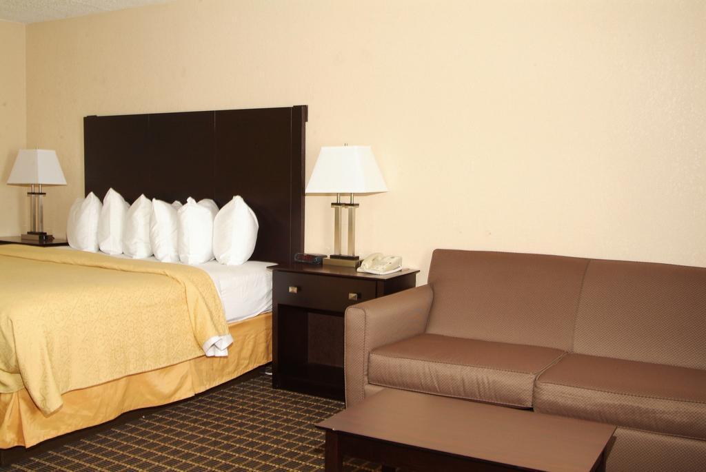 Quality Inn & Suites Big Rapids Near University Luaran gambar