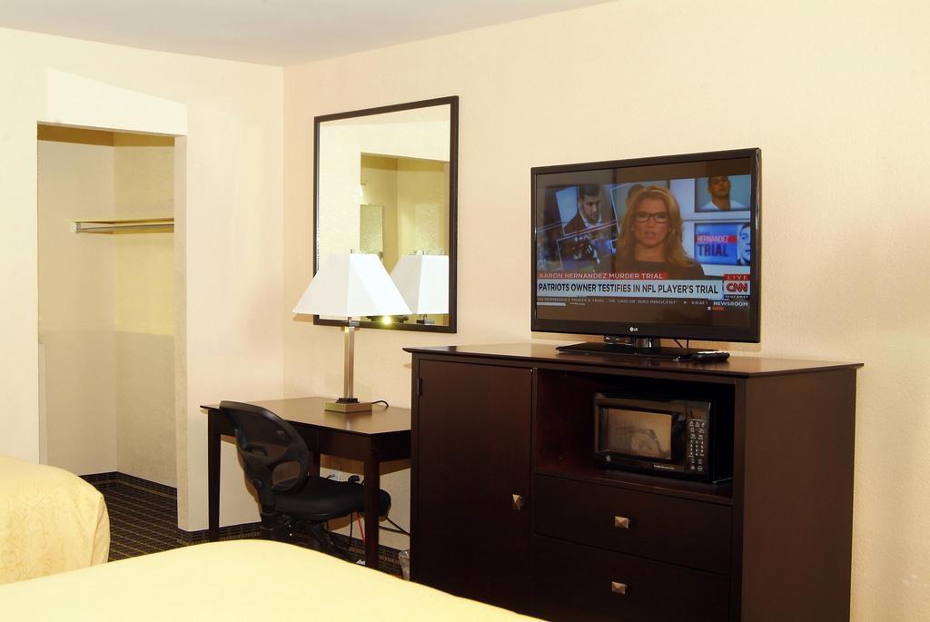 Quality Inn & Suites Big Rapids Near University Luaran gambar