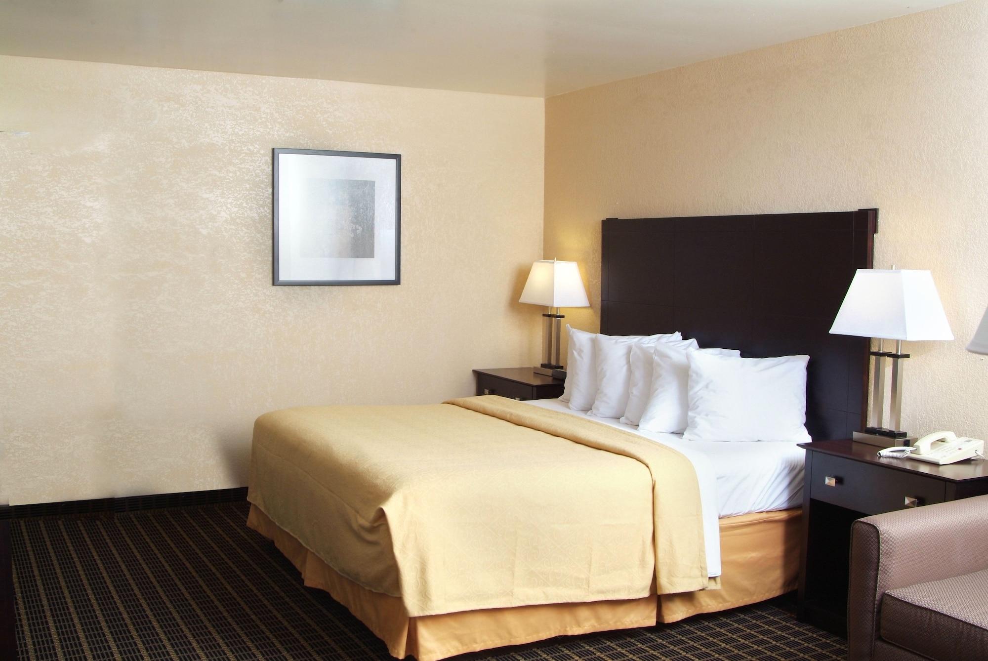 Quality Inn & Suites Big Rapids Near University Luaran gambar