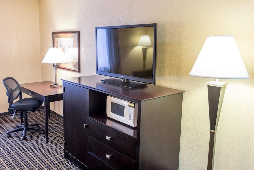 Quality Inn & Suites Big Rapids Near University Luaran gambar
