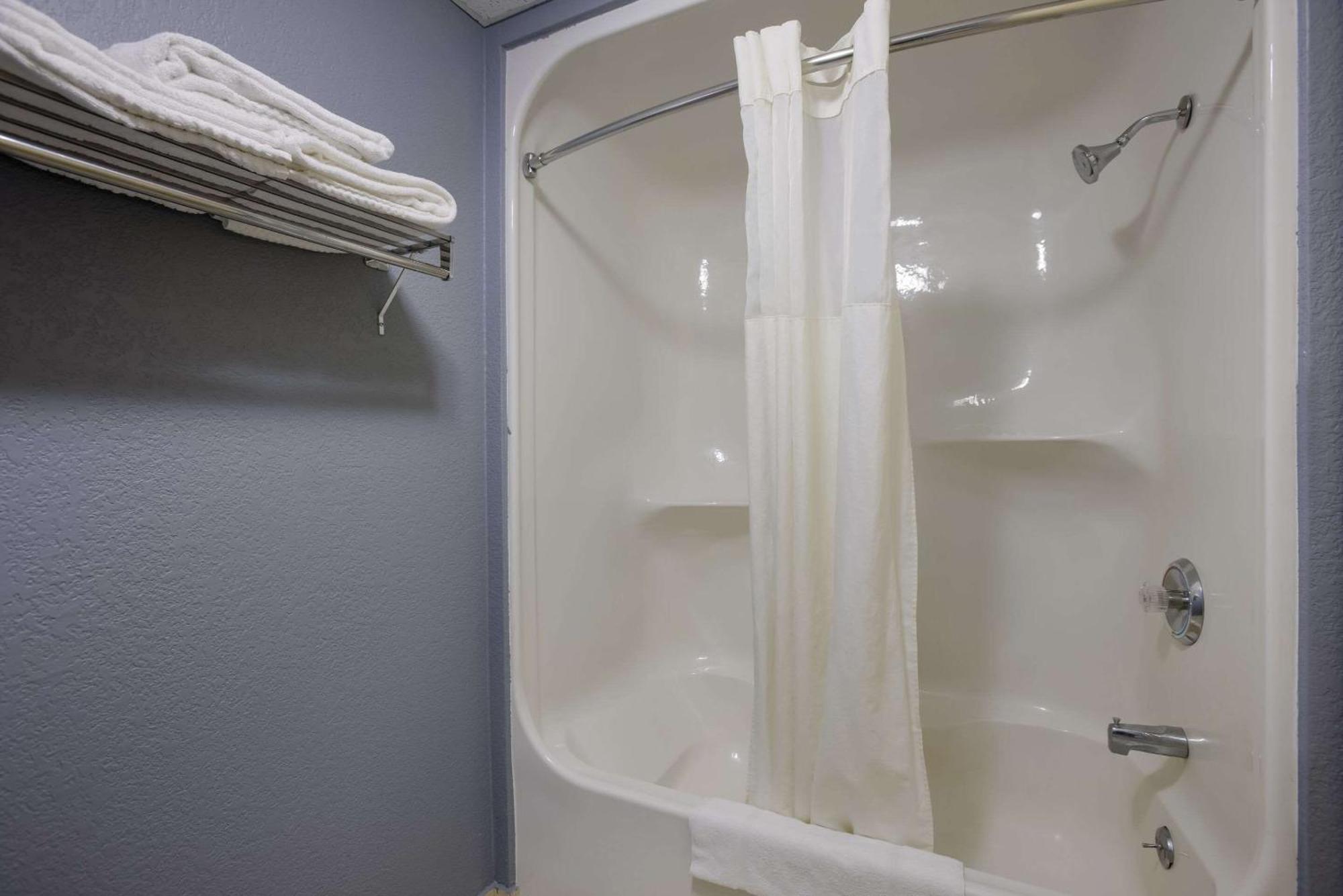 Quality Inn & Suites Big Rapids Near University Luaran gambar