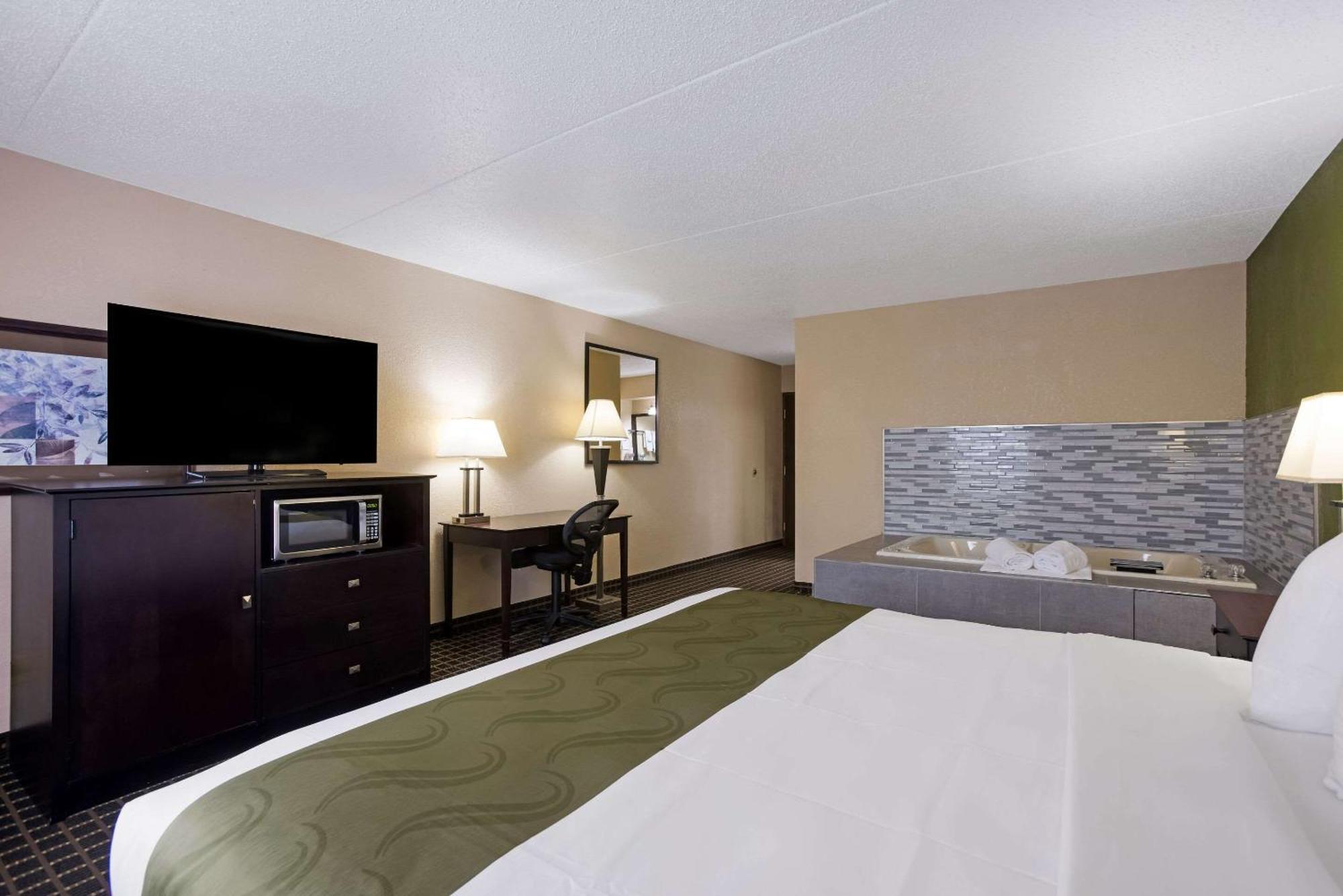 Quality Inn & Suites Big Rapids Near University Luaran gambar