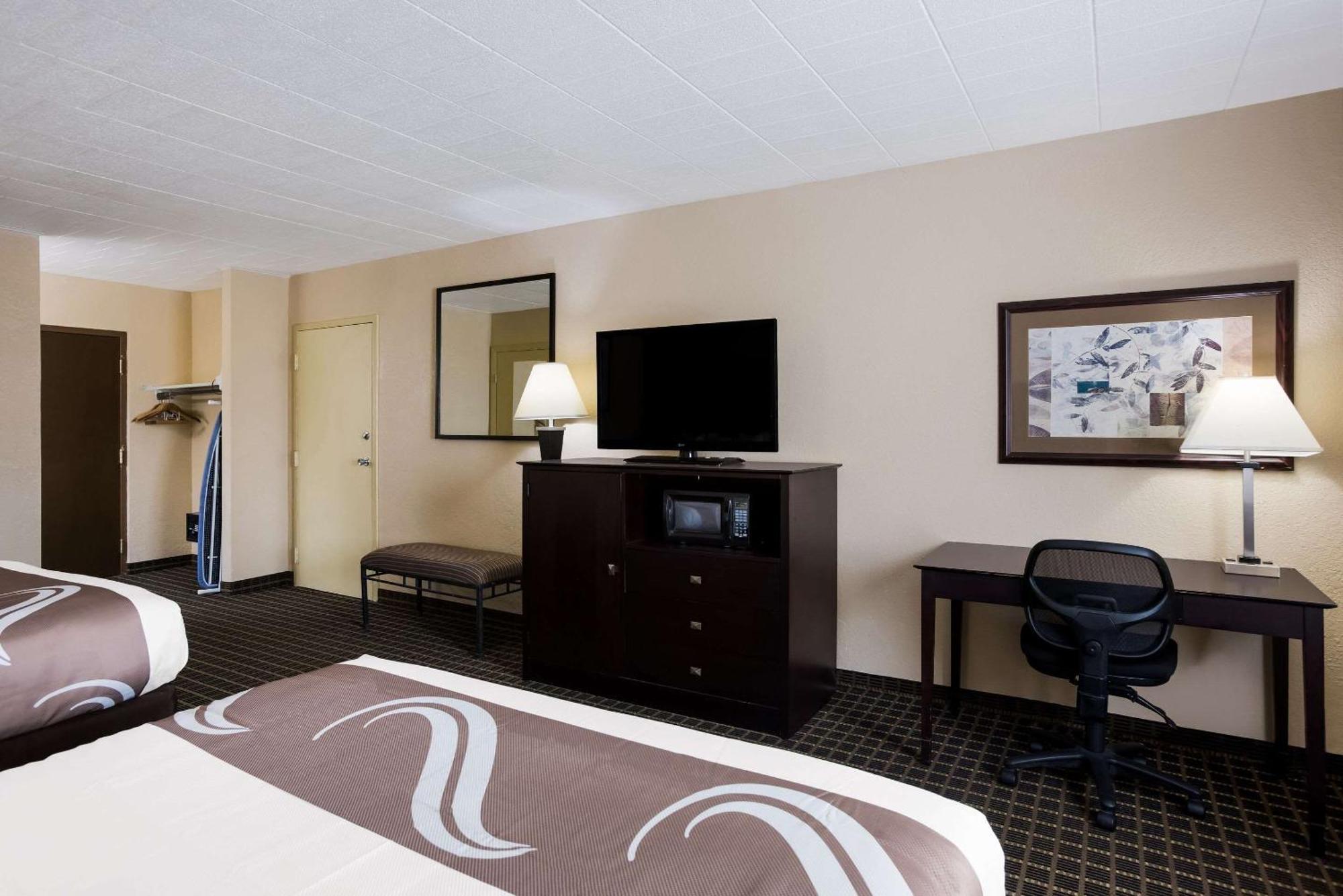 Quality Inn & Suites Big Rapids Near University Luaran gambar