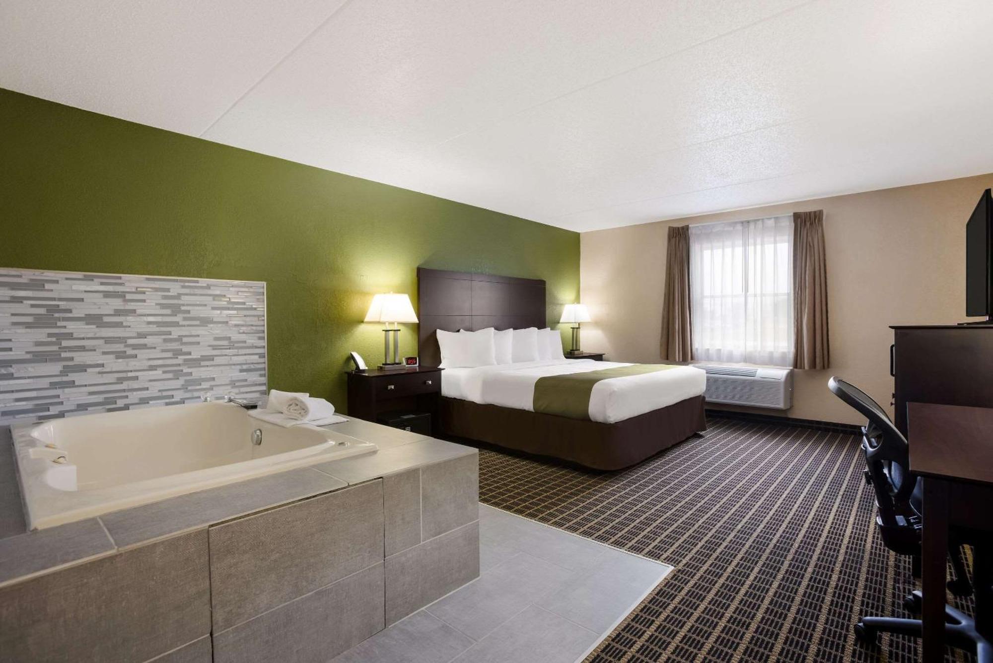 Quality Inn & Suites Big Rapids Near University Luaran gambar