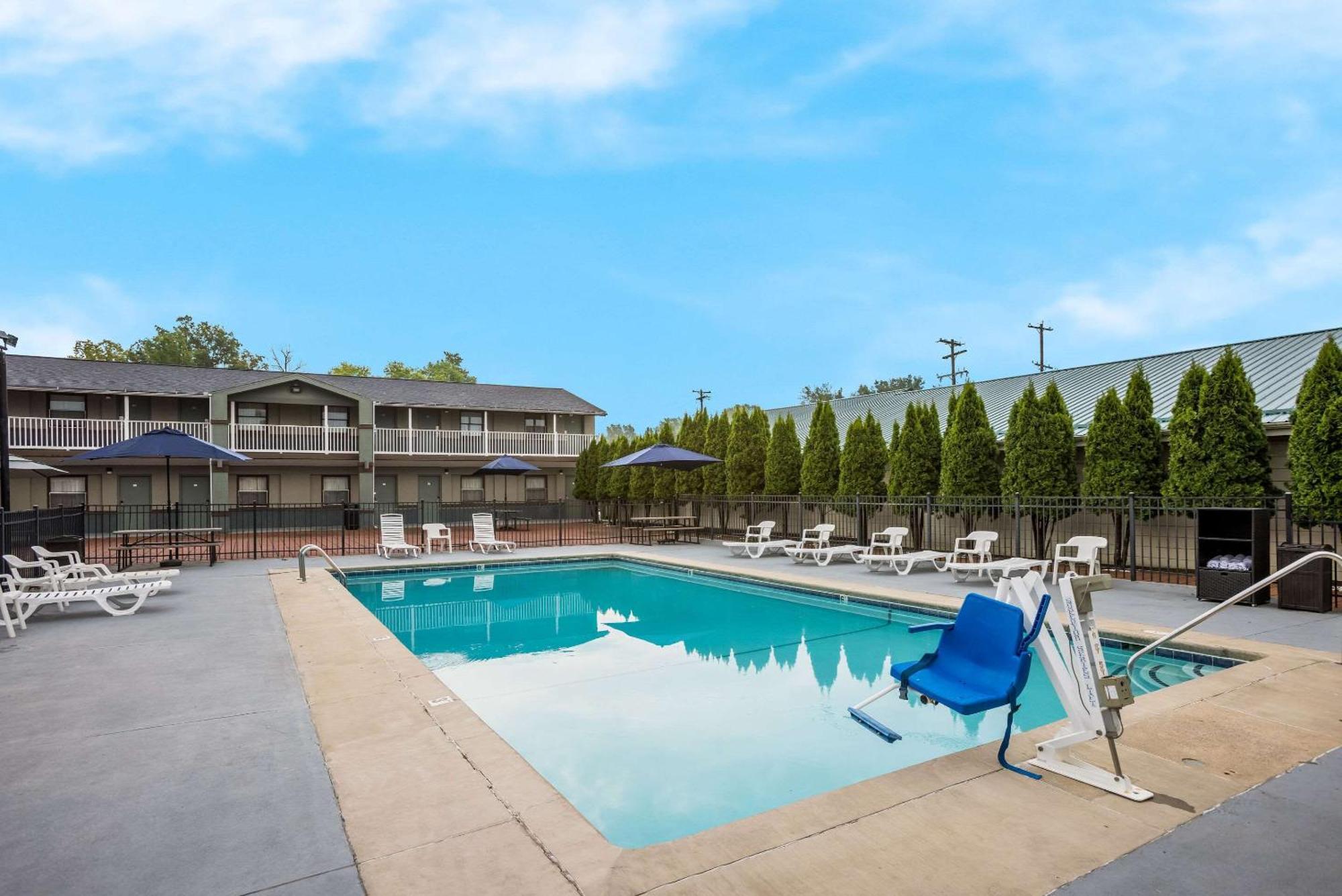 Quality Inn & Suites Big Rapids Near University Luaran gambar