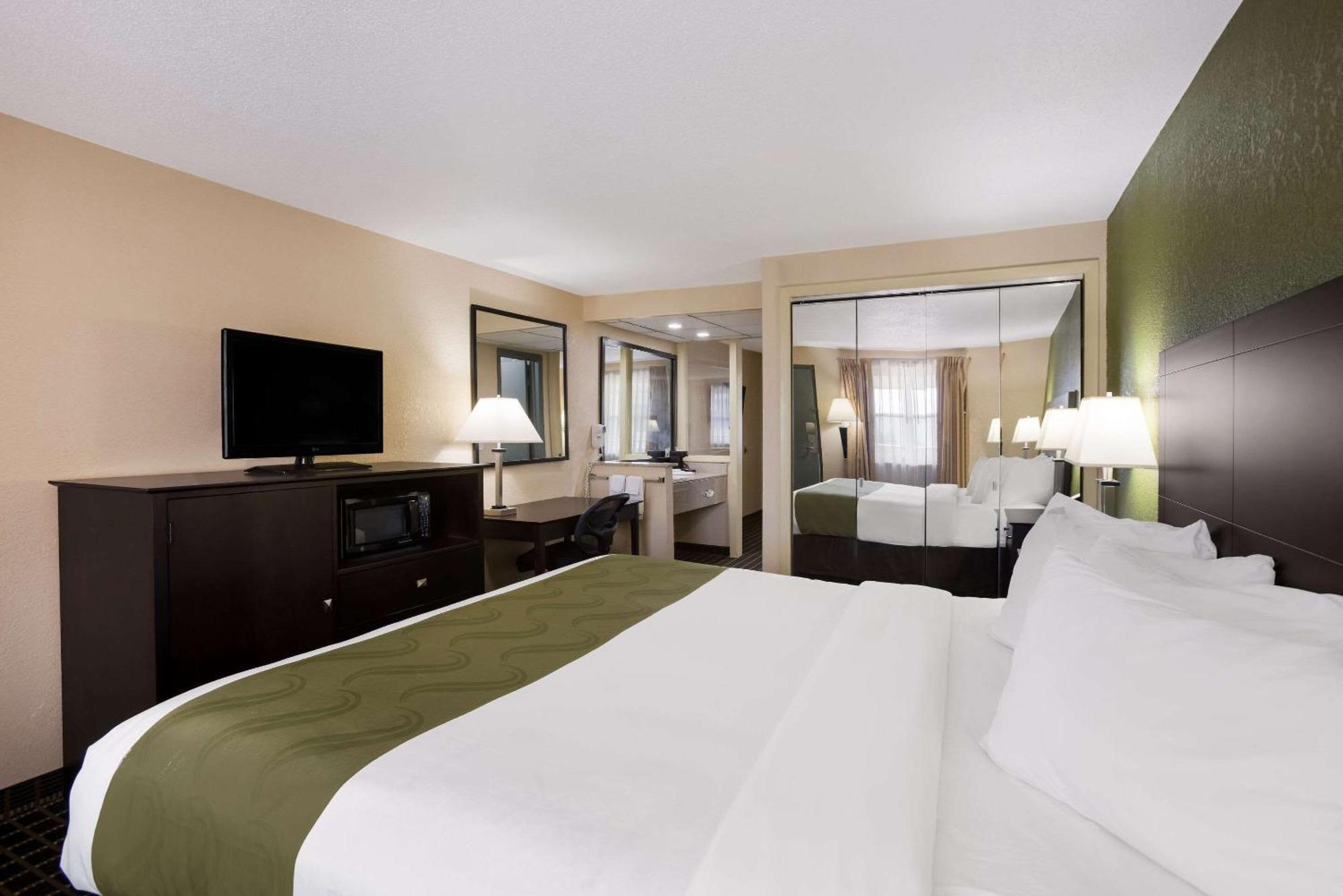 Quality Inn & Suites Big Rapids Near University Luaran gambar