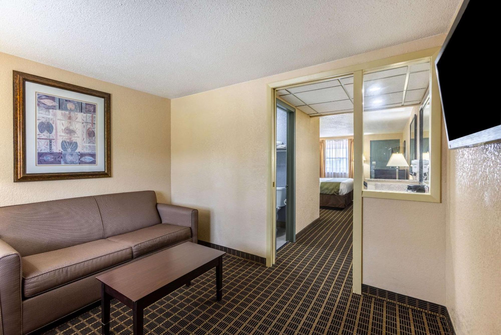 Quality Inn & Suites Big Rapids Near University Luaran gambar