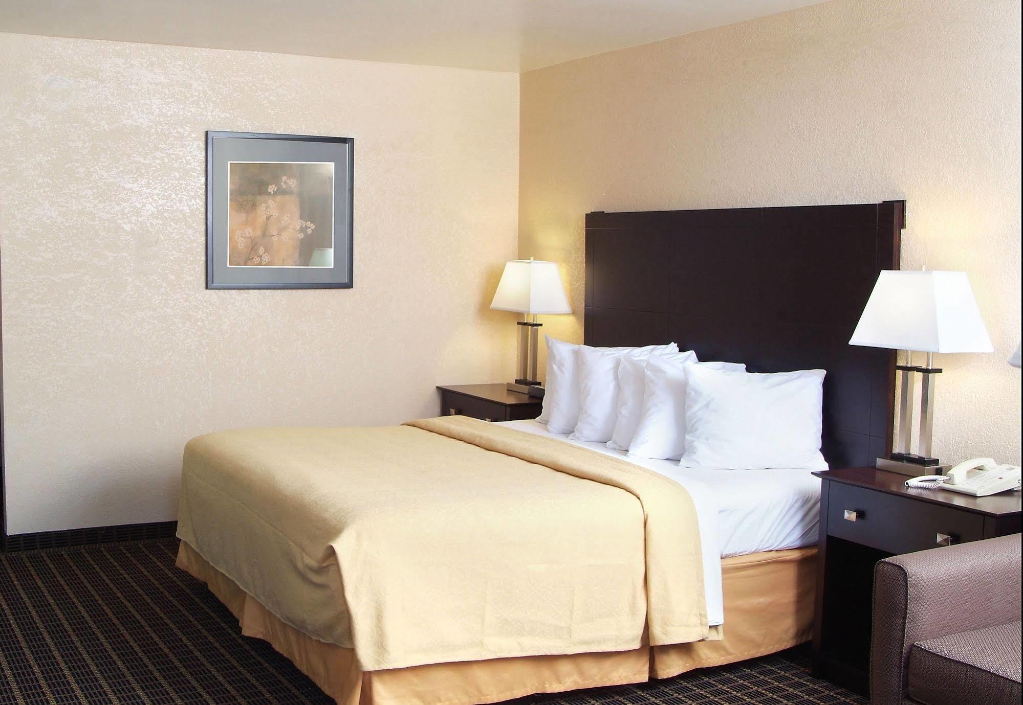 Quality Inn & Suites Big Rapids Near University Luaran gambar